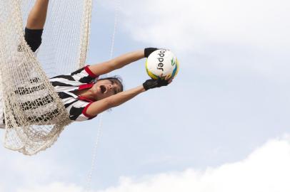 abertura do evento movida circo, primeiro circuito de arte circense do Rio Grande do Sul. espetáculo da  companhia base, de são paulo, apresenta futebol voador.