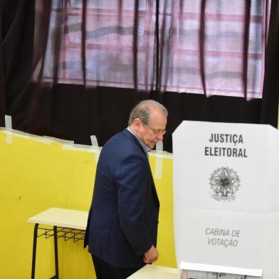 PORTO ALEGRE, RS, BRASIL. Governador e candidato à reeleição, Tarso Genro (PT), votou no Colégio Estadual Santos Dumont, em Porto Alegre.

Foto: Ricardo Duarte/Agência RBS