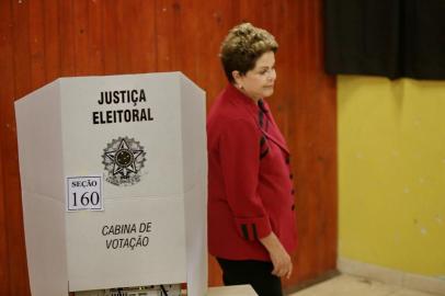 PORTO ALEGRE, RS, BRASIL. Presidente e candidata à reeleição Dilma Roussef (PT) votou no Colégio Estadual Santos Dumont, em Porto Alegre, mesmo local em que vota o governador do Rio Grande do Sul, Tarso Genro (PT).

Foto: Adriana Franciosi/Agência RBS