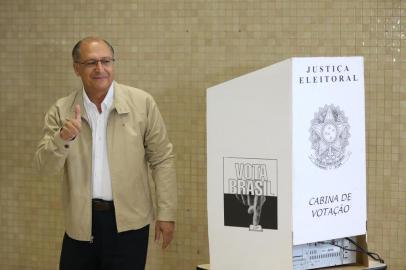 SÃO PAULO, SP, BRASIL. Candidato ao governo de SP, Geraldo Alckmin (PSDB), vota.
Foto: Diego Vara/Agência RBS