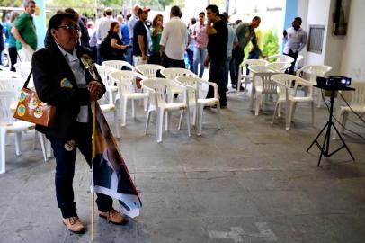  PORTO ALEGRE , RS , BRASIL , 05-10-2014- Ana Amelia chegando no comitê do partido na Av. Érico Veríssimo.Uma militante segurando uma bandeira da cadidata  Ana Amelia (FOTO: CARLOS MACEDO/AGENCIA RBS )