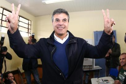 ELEICOES PRPR - ELEIÇÕES/GOVERNO PARANÁ - POLÍTICA - Beto Richa, candidato do PSDB a reeleição ao Governo do Paraná vota no Colégio Estadual Amâncio Moro, em Curitiba na manhã deste domingo(5).  Foto: Geraldo Bubniak / AGBEditoria: POLLocal: CURITIBAIndexador: Geraldo BubniakFotógrafo: AGB