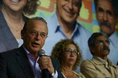  

PORTO ALEGRE, RS, BRASIL,05-10-2014 - Acompanhamento a movimentação do candidato Tarso Genro ao governador do Rio Grande do Sul,Coletiva de imprensa no Comitê da Unidade Popular pelo Rio Grande.(FOTO:MAURO VIEIRA/ AGENCIA RBS )