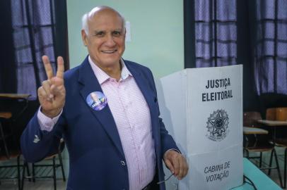 Vieira Votando © 2014O candidato ao senado pelo Estado do Rio Grande do Sul  durante votação na seção 61 da primeira zonal da escola técnica estadual Sen. Ernesto Dornelles, em Porto Alegre. FOTO: Jefferson Bernardes/ Agência PreviewEditoria: POLLocal: Porto AlegreIndexador: Jefferson BernardesSecao: 40Fonte: www.agenciapreview.comFotógrafo: Lasier Martins Votando