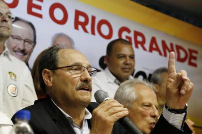  

PORTO ALEGRE, RS, BRASIL, 05/10/2014: O candidato ao governo do RS José Ivo Sartori (PMDB) durante coletiva no Diretório Municipal do PMDB. Ele vai disputar o segundo turno da Eleição 2014. (Foto: Mateus Bruxel / Agência RBS)