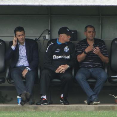 Arce visita o Olímpico e acompanha treino do Grêmio com Felipão. No lance, também aparece o diretor-executivo Rui Costa.