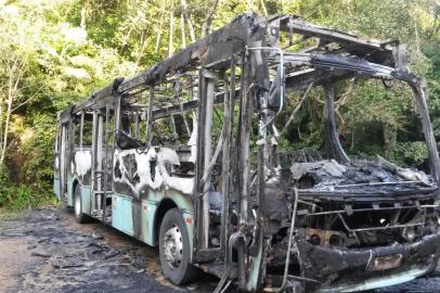 Ônibus da Rodovel é incendiado no bairro da Velha em Blumenau. 