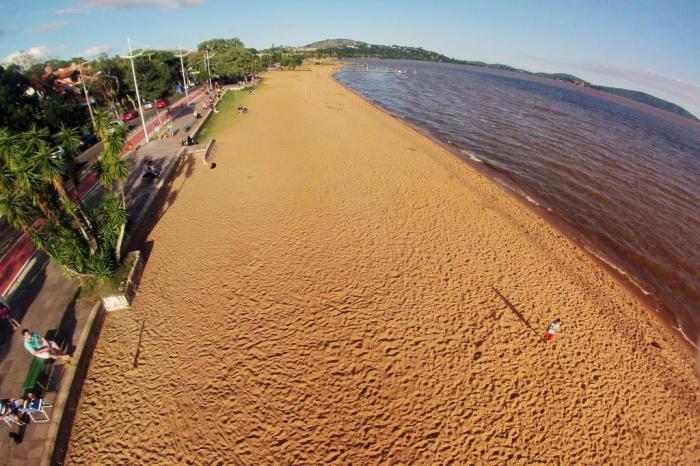 Banhistas aproveitam praias de Porto Alegre mesmo com Guaíba mais baixo em  nove meses