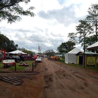 Começa amanhã, em Júlio de Castilhos, a 53ª edição da Expojuc, considerada uma das maiores feiras agropecuárias da região. Este ano, os organizadores do evento já comemoram antes mesmo do início da feira: já são 442 expositores da indústria, do comércio, serviços e do agronegócio. O número já supera a quantidade da edição passada, que contou com 421 participantes. Além disso, conforme o presidente Júlio Cesar Batistella, a venda de ingressos está 26% maior comparada ao mesmo período do ano passado.