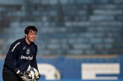  PORTO ALEGRE, RS, BRASIL - 07-10-2014 - Treino do Grêmio no estádio Olímpico. Goleiro Tiago (FOTO: BRUNO ALENCASTRO/AGÊNCIA RBS)