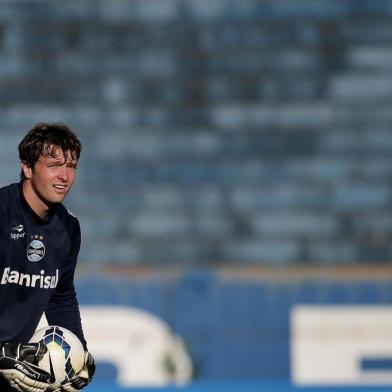  PORTO ALEGRE, RS, BRASIL - 07-10-2014 - Treino do Grêmio no estádio Olímpico. Goleiro Tiago (FOTO: BRUNO ALENCASTRO/AGÊNCIA RBS)