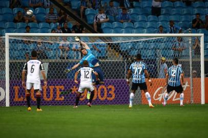  

PORTO ALEGRE, RS, BRASIL,08-10-2014: Campeonato Brasileiro, 27ª  rodada, Grêmio x Sporte Recife na Arena.( FOTO:MAURO VIEIRA/AGENCIA RBS)
Defesa de falta do goleiro Tiago do Grêmio.