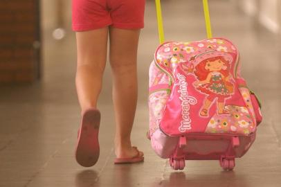  Mochila Pesada. A jornalista Nádia De Toni verifica o peso das mochilas utilizadas opor alunos do Colégio Cristovão de Mendoza. Caderno Saúde. Na foto,