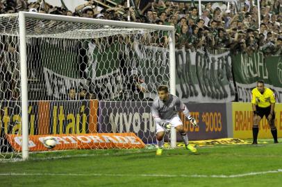  

CHAPECÓ, SC, BRASIL 10/09/2014 .ESPORTE: Chapecoense X Inter, Campeonato Brasieliro 2014, na foto o jogador do Inter Rafael Moura no gol.
Indexador:                                 