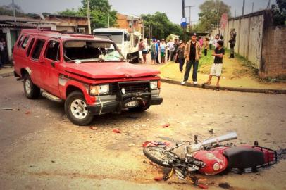 Rdgol - Motociclista morre após colidir em caminhonete na zona leste de POA - Moradores jogaram pedras em carro