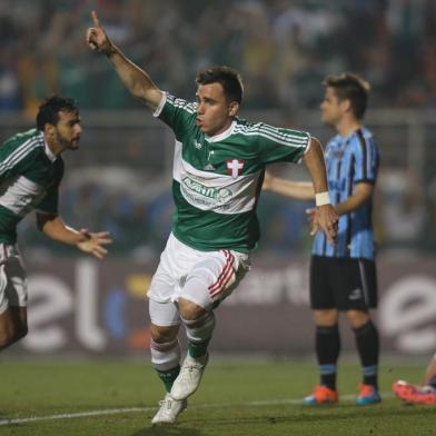 SP - BRASILEIRÃO/PALMEIRAS X GRÊMIO - ESPORTES - Pablo Mouche, do Palmeiras, comemora após marcar gol na partida contra o Grêmio, válida   pela 28ª rodada do Campeonato Brasileiro 2014, no Estádio do Pacaembu, na zona oeste de   São Paulo, neste sábado.   11/10/2014 - Foto: ALEX SILVA/ESTADÃO CONTEÚDO