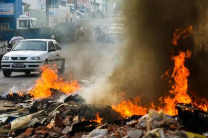  

SÃO JOSÉ, SC, BRASIL - 10/10/2014
Fogo ateado põe casas em risco.