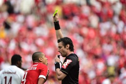  PORTO ALEGRE, RS, BRASIL,12-10-2014:Brasileirão - 28ª rodada, Inter x Fluminense no estádio Beira-rio.(FOTO:RICARDO DUARTE/AGENCIA RBS)Jogador Wellington Paulista e árbitro Raphael Claus