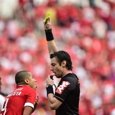  PORTO ALEGRE, RS, BRASIL,12-10-2014:Brasileirão - 28ª rodada, Inter x Fluminense no estádio Beira-rio.(FOTO:RICARDO DUARTE/AGENCIA RBS)Jogador Wellington Paulista e árbitro Raphael Claus