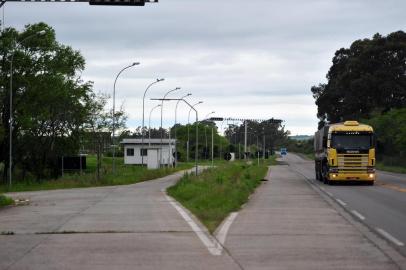  BR-392 _ A balança da BR-392 está completamente abandonada. A porta dos fundos do posto foi arrombada, foram furtados fios, quebrados vidros. O contrato com a empresa que cuidava do equipamento e prestava o serviço terminou, e o Dnit ainda não escolheu outra para tocar o serviço.