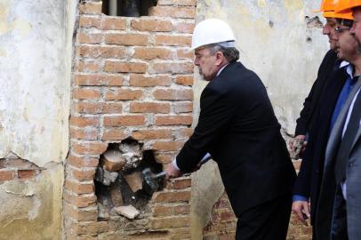  

PORTO ALEGRE , RS , BRASIL , 14-10-2014- Com lotação máxima há anos e considerado a pior casa prisional do país pela CPI do Sistema Carcerário, de 2008, parte do Presídio Central de Porto Alegre começou a ser demolido nesta terça-feira (14). O local está sendo esvaziado desde o início do mês. A previsão da Vara de Execução Criminal (VEC) do Tribunal de Justiça é que 10% das novas ocupações seja destinada a outros locais do estado. (FOTO : RONALDO BERNARDI / AGENCIA RBS )