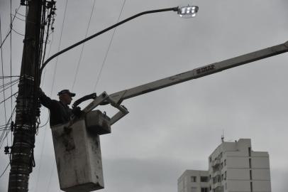  Algumas ruas de Santa Maria passarão a ser iluminadas com lâmpadas de led a partir desta terça feira. Segundo o secretário de infraestrutura e serviço, Tubias Calil, cerca de 300 postes ganharão a nova tecnologia. Conforme os cálculos da secretaria, a medida pode gerar uma economia de 90% nos gastos com energia elétrica aos cofres públicos da cidade.