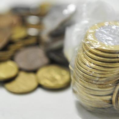 ALVORADA, RS, BRASIL, 04/07/2012: Detalhe de moedas guardadas pela proprietária Zilda Cecília de Souza, 63 anos, do bazar Estrela Guia, no bairro Piratini, em Alvorada. Muitas vezes, comerciantes precisam buscar alternativas para facilitar o troco, devido a circulação reduzida de moedas. (Foto: Mateus Bruxel / Diário Gaúcho)