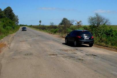  SANTA MARIA, RS,BRASIL_ Buracos na RS 640 trecho entre São Vicente do Sul e Cacequi: FOTOS: FERNANDO RAMOS/AGENCIA RBS/EDITORIA DE GERAL