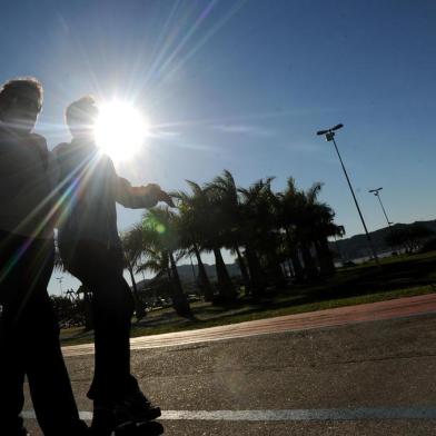 sol em coqueiros no continente de florianópolis