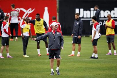 PORTO ALEGRE, RS, BRASIL, 16/10/2014: Técnico Abel Braga durante treino do Inter no CT Parque Gigante. (Foto: Mateus Bruxel / Agência RBS)