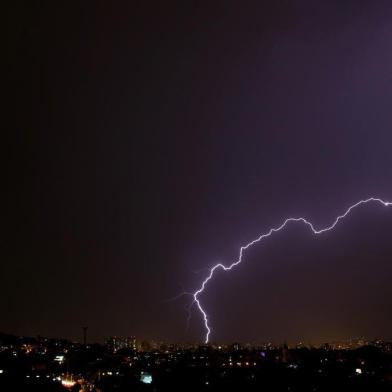  PORTO ALEGRE, RS, BRASIL,17-10-2014:Raios na capital.(FOTO:FERNANDO GOMES/AGENCIA RBS)