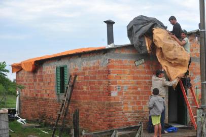  

SANTA MARIA , RS , BRASIL , 17/10/2014
Chuva de granizo atingiu mais de mil casas em Rosário do Sul.
FOTO JEAN PIMENTEL / AGÊNCIA RBS, GERAL