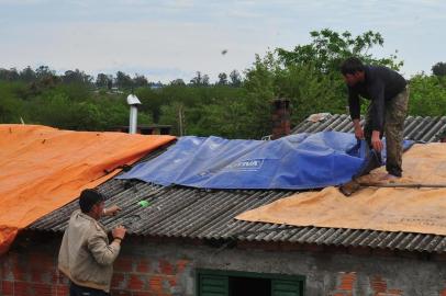  

SANTA MARIA , RS , BRASIL , 17/10/2014
Chuva de granizo atingiu mais de mil casas em Rosário do Sul.
FOTO JEAN PIMENTEL / AGÊNCIA RBS, GERAL