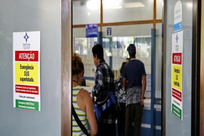  PORTO ALEGRE, RS, BRASIL, 20/10/2014: Cartazes alertam para emergência superlotada no Hospital Santa Casa. Uma blitz do Diário Gaúcho confere se o fechamento da emergência do HCPA para reforma altera o movimento nas demais emergências que atendem via Sus na cidade. (Foto: Mateus Bruxel / Agência RBS)