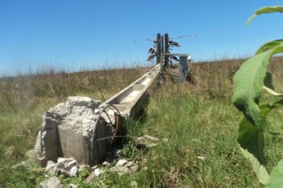 Poste caído em Capão do Cipó, área da AES Sul