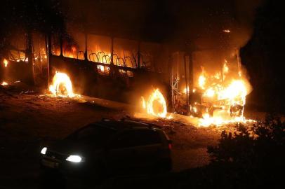  

FLORIANÓPOLIS, SC, BRASIL, 21/10/2014: Ônibus é incêndiado no bairro Saco Grande.(Foto: CRISTIANO ESTRELA / Agência RBS, Editoria NOTICIAS)