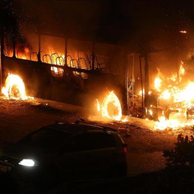  

FLORIANÓPOLIS, SC, BRASIL, 21/10/2014: Ônibus é incêndiado no bairro Saco Grande.(Foto: CRISTIANO ESTRELA / Agência RBS, Editoria NOTICIAS)