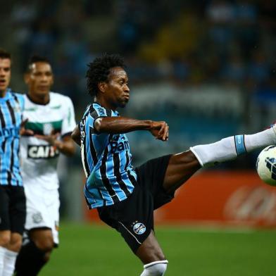  

PORTO ALEGRE, RS, BRASIL,22-10-2014:Campeonato Brasileiro, 30ª Rodada, Grêmio x Figueirense na Arena do Grêmio - FOTO:MAURO VIEIRA/AGENCIA RBS
Jogador Zé Roberto