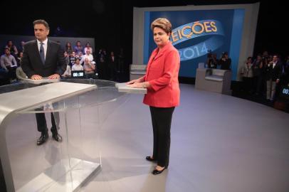 RIO DE JANEIRO, RJ, BRASIL, 24-10-2014: Os candidatos à Presidência da República Aecio Neves (PSDB) e Dilma Rousseff (PT) participam do último debate das Eleições 2014, promovido pela TV GLOBO nesta sexta-feira (24). Com mediação do jornalista William Bonner, o debate conta com quatro blocos, com enfrentamento direto entre os candidatos e considerações finais. (Foto: Ricardo Duarte/Agência RBS, NOTÍCIAS)