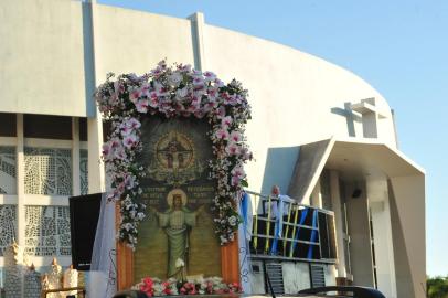 Carreata marca a abertura da trezena da 70ª Romaria Estadual de Nossa Senhora Medianeira. No trajeto, fiéis passaram em frente da boate Kiss, onde fizeram orações. A santa ficou por cerca de dois minutos em frente à boate