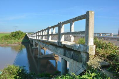  

SANTA MARIA, RS, BRASIL, 28 DE OUTUBRO DE 2014.
Está bloqueado desde as 23h30min de segunda-feira o trânsito sobre a ponte da várzea  do Rio Toropi, no Km 313,5 da BR-287, entre São Pedro do Sul e Mata, na região central do Estado. Parte da ponte, que tem 80 metros de extensão, cedeu cerca de um metro devido a um pilar que teria rachado. Ninguém ficou ferido. A estrada é a principal ligação entre Santa Maria a São Borja. 
FOTO: GABRIEL HAESBAERT/ESPECIAL