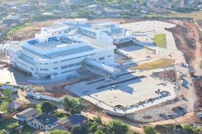  SANTA MARIA , RS , BRASIL , 29/05/2014Obras do Hospital Regional -  O prazo da entrega da construção é até o final de agosto. Obras complementares como esgoto, asfaltamento e energia elétrica podem ser um impasse na inauguração do Hospital.Vereadores de Santa Maria visitaram o Hospital Regional.FOTO JEAN PIMENTEL / AGÊNCIA RBS, GERAL