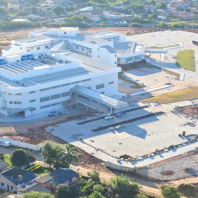  SANTA MARIA , RS , BRASIL , 29/05/2014Obras do Hospital Regional -  O prazo da entrega da construção é até o final de agosto. Obras complementares como esgoto, asfaltamento e energia elétrica podem ser um impasse na inauguração do Hospital.Vereadores de Santa Maria visitaram o Hospital Regional.FOTO JEAN PIMENTEL / AGÊNCIA RBS, GERAL