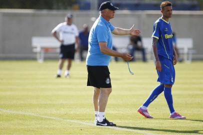 RS - FUTEBOL/TREINO GREMIO  - ESPORTES - Jogadores do Grêmio realizam treino no Centro de Treinamentos Luiz Carvalho durante a manha desta quarta-feira, na preparacao para o Campeonato Brasileiro 2014. Na foto, o técnico Felipão e o meia-atacante Luan. FOTO: LUCAS UEBEL/GREMIO FBPA