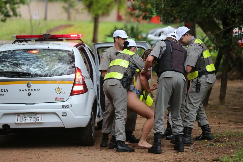 Mulher é detida pela Brigada ao correr nua em parque da Capital | GZH