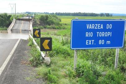  

SÃO VICENTE DO SUL , RS , BRASIL , 30/10/2014
Queda de ponte na BR- 287, que estava interditada  no município de São Vicente do Sul, Caiu nesta quinta-feira. 
FOTO JEAN PIMENTEL / AGÊNCIA RBS, GERAL