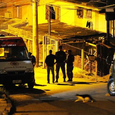  

PORTO ALEGRE, RS, BRASIL, 30-10-2014: Policiais fazem bloqueio no acesso à Avenida Luiz Moschetti, no Partenon, onde um homem mantém sua esposa em cárcere privado. Segundo informações da Brigada Militar, ele está armado com uma faca e ameaça matar a mulher, que estaria grávida. (Foto: Marcelo Oliveira/Agência RBS, NOTÍCIAS)