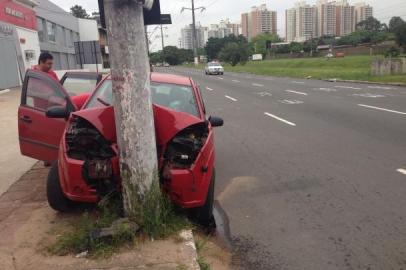 rdgol, acidente, carro, poste, avenida ipiranga