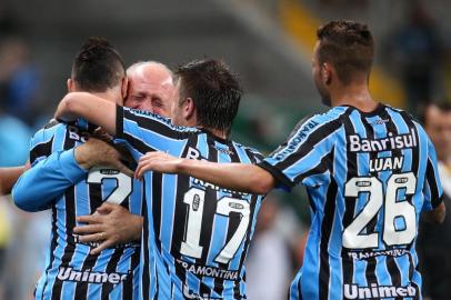 PORTO ALEGRE, RS, BRASIL. Partida entre Grêmio e Vitória, válida pela 32ª rodada do Brasileirão, na Arena do Grêmio, na Capital.

Foto: Diego Vara/Agência RBS