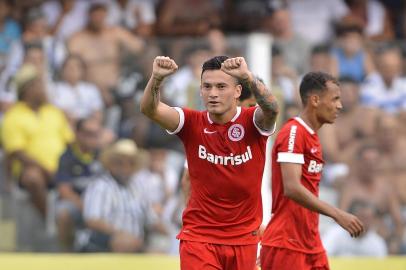 BRASILEIRÃOSP - BRASILEIRÃO/SANTOS X INTERNACIONAL - ESPORTES - Aranguiz, do Internacional, comemora após marcar gol durante partida contra o Santos,   válida pela 32°rodada do Campeonato Brasileiro 2014, no estádio da Vila Belmiro em   Santos, SP, neste domingo (2).    02/11/2014 - Foto: MAURO HORITA/AGIF/ESTADÃO CONTEÚDOEditoria: ESPORTESLocal: SANTOSIndexador: MAURO HORITAFonte: AGIFFotógrafo: AGIF